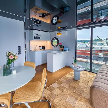 « houseboat » Clim•balneo•rooftop•valence Rhone بوتيل
