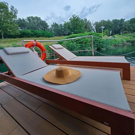 « houseboat » Clim•balneo•rooftop•valence Rhone بوتيل *